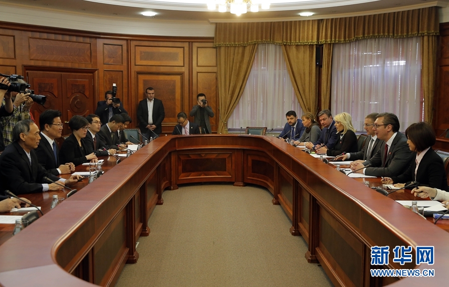 4月12日，塞爾維亞前進(jìn)黨主席、政府總理武契奇（右二）在貝爾格萊德會見中共中央政治局委員、中央黨的建設(shè)工作領(lǐng)導(dǎo)小組副組長張春賢（左二）。新華社發(fā)（普雷德拉格&middot;米洛薩夫列維奇攝）