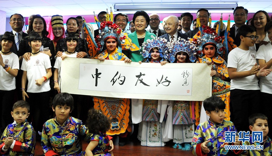 4月20日，在約旦首都安曼，中國國務(wù)院副總理劉延?xùn)|（中）考察TAG孔子學(xué)院。 新華社記者林曉蔚攝