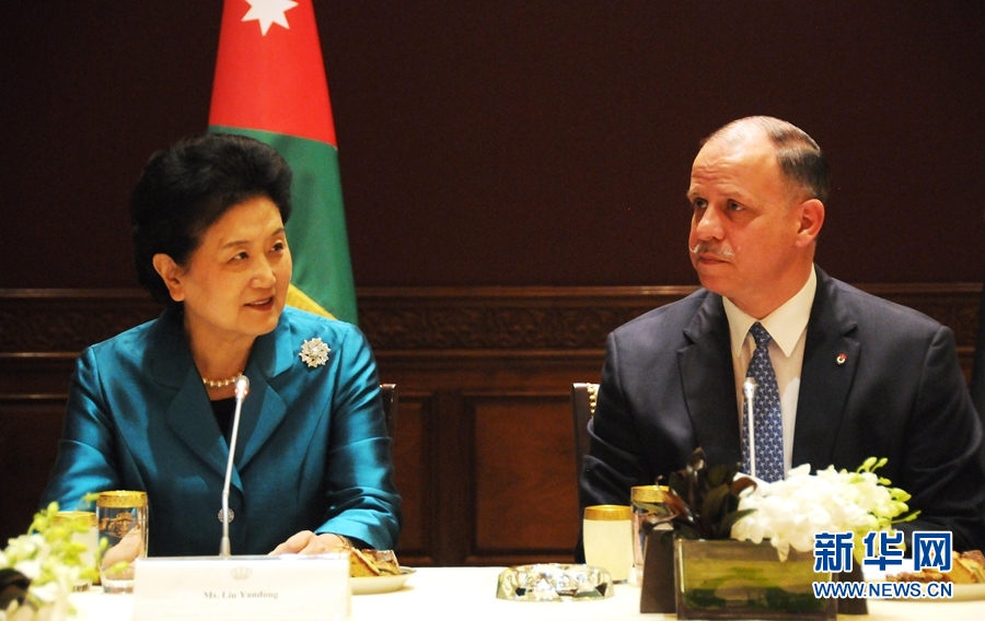 4月20日，在約旦首都安曼，約旦代國(guó)王費(fèi)薩爾（右）會(huì)見中國(guó)國(guó)務(wù)院副總理劉延?xùn)|。 新華社記者林曉蔚攝