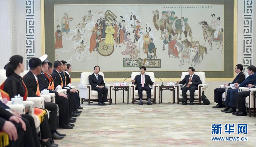 4月24日，第十三屆全國(guó)見(jiàn)義勇為英雄模范表彰大會(huì)在北京人民大會(huì)堂召開(kāi)。會(huì)前，中共中央政治局委員、中央政法委書(shū)記孟建柱與見(jiàn)義勇為英雄模范及家屬代表座談。國(guó)務(wù)委員、公安部部長(zhǎng)郭聲琨出席座談會(huì)并在表彰大會(huì)上講話。新華社記者 張鐸 攝