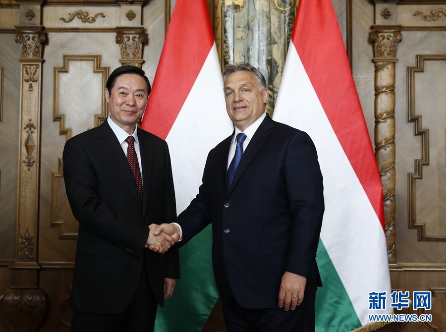 4月24日，在匈牙利首都布達佩斯，匈牙利總理、青民盟主席歐爾班（右）會見中共中央政治局委員、中央書記處書記、中宣部部長劉奇葆。新華社記者葉平凡攝