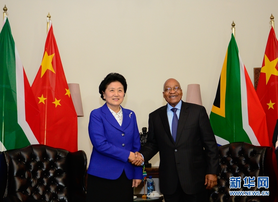 4月25日，南非總統(tǒng)祖馬（右）在比勒陀利亞總統(tǒng)官邸會見正在對南非進行正式訪問并出席中南高級別人文交流機制首次會議的中國國務院副總理劉延東。 新華社記者 翟健嵐 攝