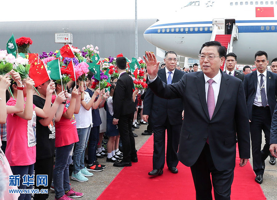 5月8日至10日，中共中央政治局常委、全國人大常委會委員長張德江視察澳門特別行政區(qū)。這是5月8日，張德江抵達(dá)澳門國際機(jī)場。 新華社記者龐興雷 攝 