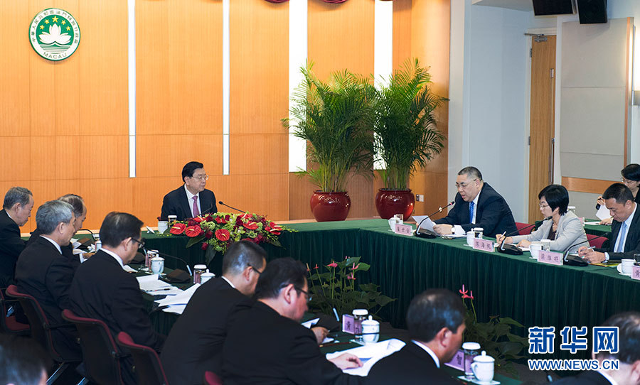 5月8日至10日，中共中央政治局常委、全國人大常委會委員長張德江視察澳門特別行政區(qū)。這是5月8日，張德江聽取澳門特別行政區(qū)政府工作匯報。新華社記者 李學(xué)仁 攝