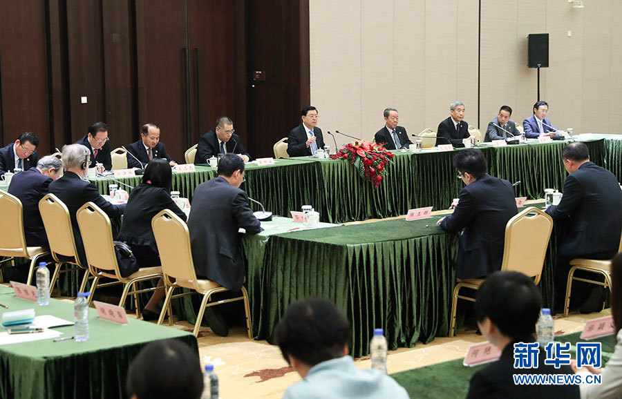 5月8日至10日，中共中央政治局常委、全國人大常委會委員長張德江視察澳門特別行政區(qū)。這是5月10日，張德江與教育工作者和學(xué)生代表座談。新華社記者 龐興雷 攝