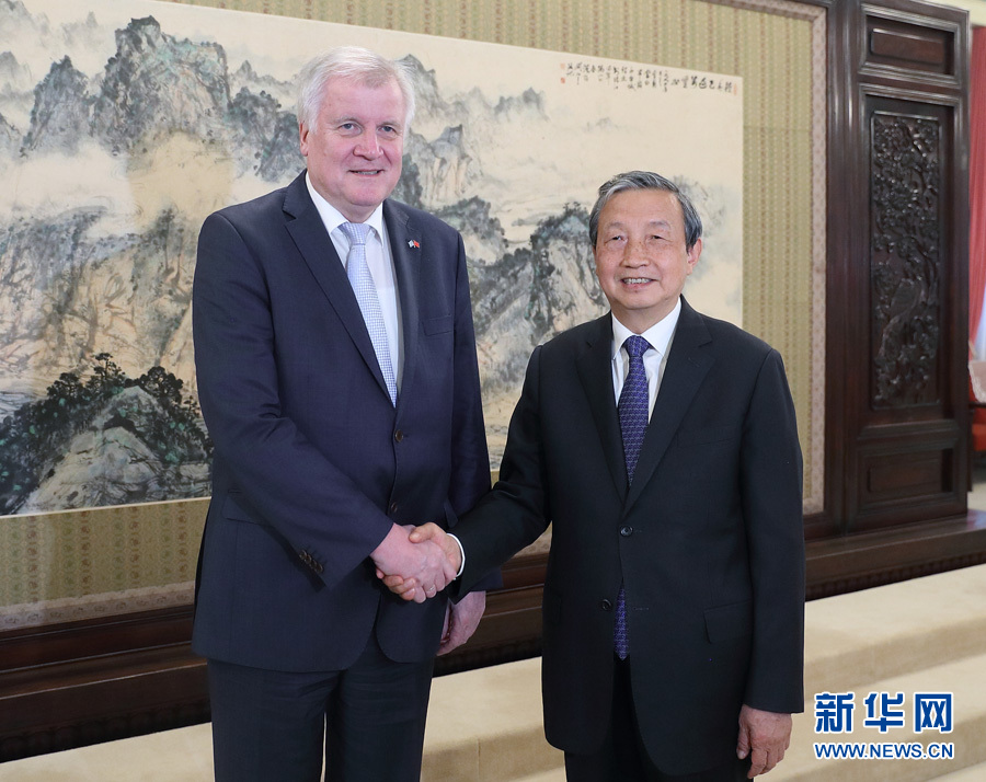 5月10日，國務(wù)院副總理馬凱在北京中南海紫光閣會見德國巴伐利亞州州長、基社盟主席霍斯特&middot;澤霍費爾一行。 新華社記者王曄攝