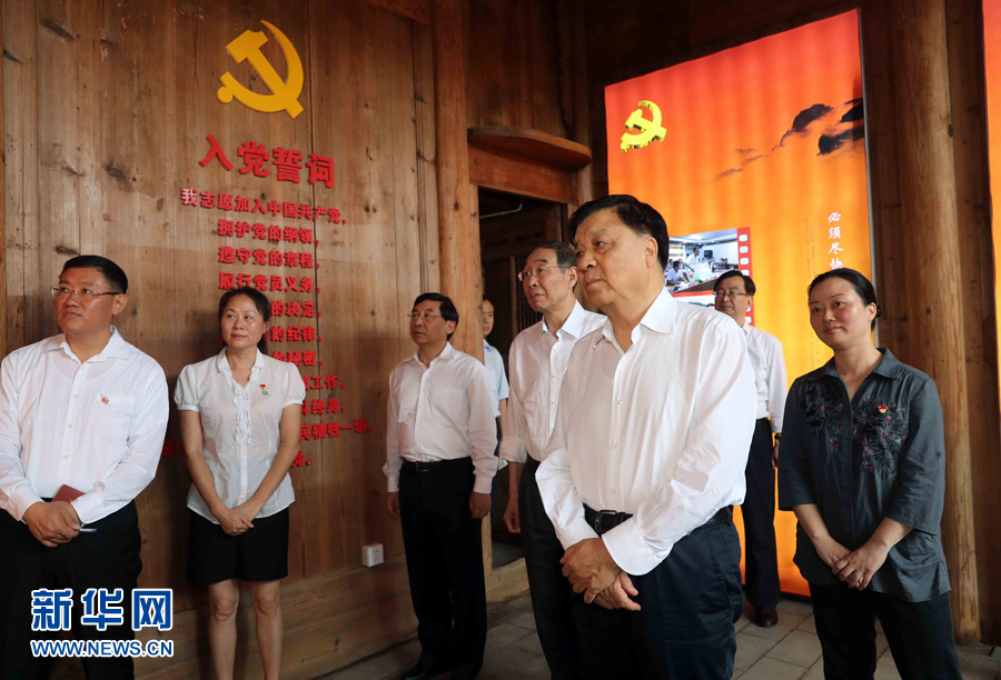 6月8日至10日，中共中央政治局常委、中央書記處書記劉云山在福建調(diào)研。這是6月9日，劉云山專程來到政和縣石圳村，深入了解廖俊波的事跡。新華社記者 劉衛(wèi)兵 攝