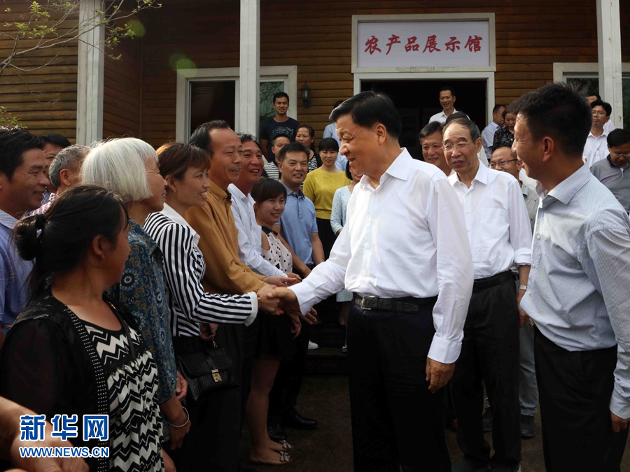 6月8日至10日，中共中央政治局常委、中央書記處書記劉云山在福建調(diào)研。這是6月9日，劉云山在周寧縣上洋村與村民親切交談。新華社記者 劉衛(wèi)兵 攝