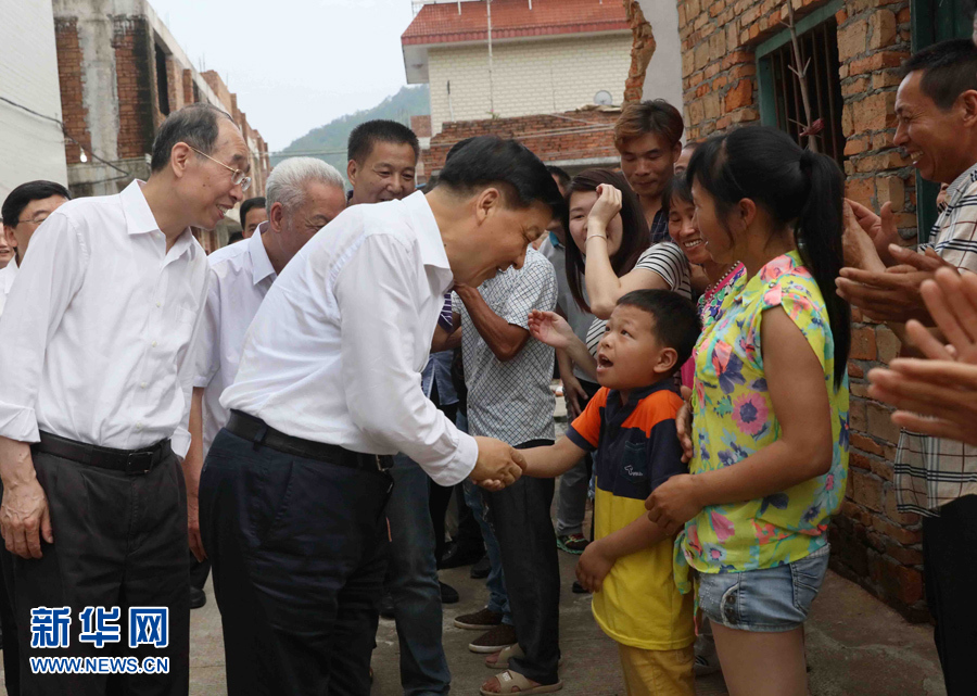 6月8日至10日，中共中央政治局常委、中央書記處書記劉云山在福建調(diào)研。這是6月9日，劉云山在福安市溪邳村走訪群眾家庭。新華社記者 劉衛(wèi)兵 攝