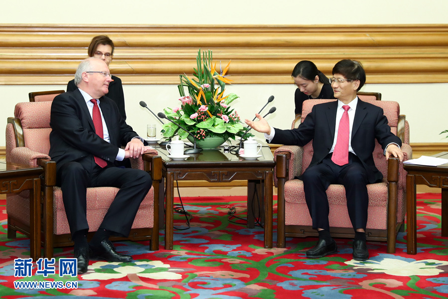 6月15日，中共中央政治局委員、中央政法委書記孟建柱在北京會見德國聯(lián)邦總理府情報國務(wù)秘書弗里徹。 新華社記者 謝環(huán)馳 攝