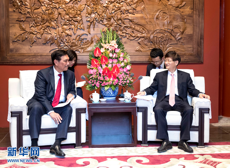 6月15日，中共中央政治局委員、中央政法委書記孟建柱在北京會見印尼總統(tǒng)特使、海洋統(tǒng)籌部長盧胡特。   新華社記者 丁海濤攝