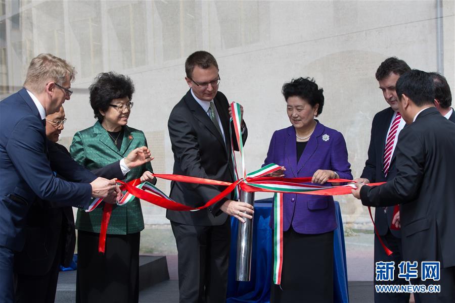 6月18日，在匈牙利布達(dá)佩斯，中國(guó)國(guó)務(wù)院副總理劉延?xùn)|在考察匈牙利塞梅爾維斯醫(yī)科大學(xué)時(shí)為健康學(xué)院新教學(xué)樓奠基。中國(guó)國(guó)務(wù)院副總理劉延?xùn)|18日在布達(dá)佩斯考察匈牙利塞梅爾維斯醫(yī)科大學(xué)并出席中匈中醫(yī)藥教育合作系列活動(dòng)。 新華社發(fā)（弗爾季&middot;奧蒂洛攝） 