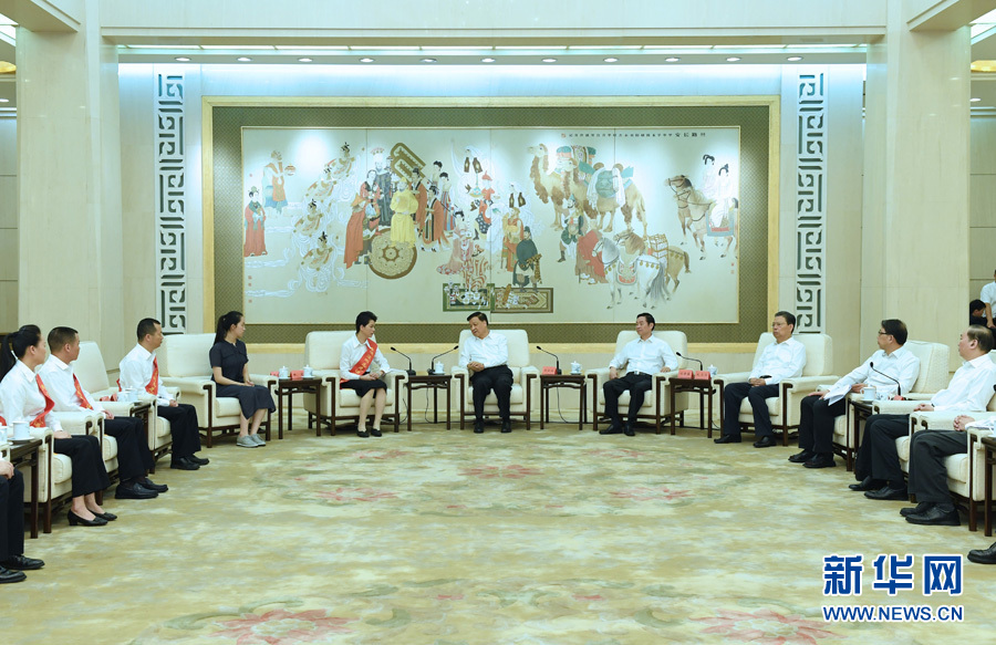 6月21日，廖俊波同志先進(jìn)事跡報(bào)告會(huì)在北京人民大會(huì)堂舉行。報(bào)告會(huì)前，中共中央政治局常委、中央書(shū)記處書(shū)記劉云山會(huì)見(jiàn)報(bào)告團(tuán)成員，代表習(xí)近平總書(shū)記，代表黨中央，向廖俊波同志家屬表示親切慰問(wèn)，并頒發(fā)黨中央追授廖俊波同志&ldquo;全國(guó)優(yōu)秀共產(chǎn)黨員&rdquo;證書(shū)、獎(jiǎng)?wù)?。新華社記者 饒愛(ài)民 攝