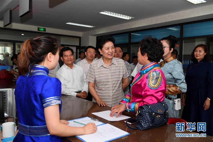 6月25日，全國民族團(tuán)結(jié)進(jìn)步創(chuàng)建經(jīng)驗交流現(xiàn)場會在內(nèi)蒙古興安盟召開，中共中央政治局委員、國務(wù)院副總理劉延?xùn)|出席會議并講話。在內(nèi)蒙古期間，劉延?xùn)|考察內(nèi)蒙古人民代表會議舊址即&ldquo;五一會址&rdquo;，深入社區(qū)看望各族干部群眾。這是劉延?xùn)|在興安盟科右前旗興科社區(qū)與群眾交談。新華社記者 陳曄華 攝