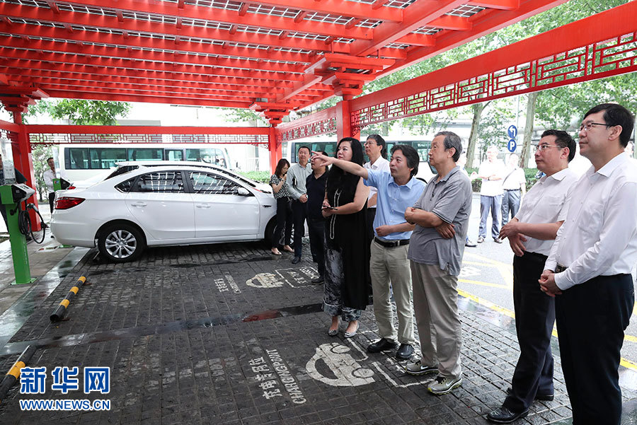 近日，中共中央政治局委員、國務(wù)院副總理馬凱在北京調(diào)研新能源汽車產(chǎn)業(yè)發(fā)展。這是7月4日，馬凱在北京深入新能源汽車充換電設(shè)施、充電服務(wù)平臺、分時租賃等單位調(diào)研。新華社記者 龐興雷 攝