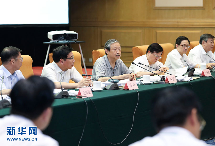 近日，中共中央政治局委員、國務(wù)院副總理馬凱在北京調(diào)研新能源汽車產(chǎn)業(yè)發(fā)展。這是7月4日，馬凱在北京深入新能源汽車充換電設(shè)施、充電服務(wù)平臺、分時租賃等單位調(diào)研，并主持召開推廣應(yīng)用座談會。新華社記者 龐興雷 攝