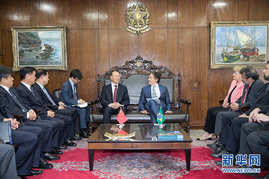 7月11日，在巴西首都巴西利亞，中共中央書記處書記、全國政協(xié)副主席杜青林（中左）會見巴西參議院議長歐尼西奧&middot;奧利維拉（中右）。新華社記者李明攝