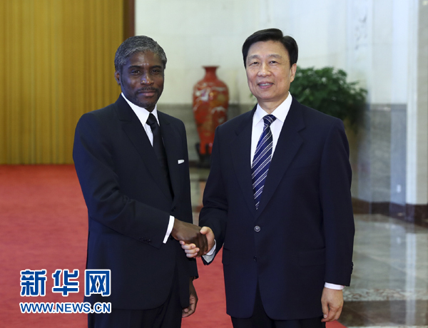 7月13日，中國國家副主席李源潮在北京人民大會堂與赤道幾內(nèi)亞副總統(tǒng)曼格會談。 新華社記者 謝環(huán)馳 攝