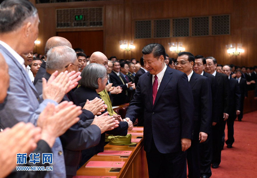 7月28日，慶祝中國(guó)人民解放軍建軍90周年文藝晚會(huì)《在黨的旗幟下》在北京人民大會(huì)堂舉行。中共中央總書(shū)記、國(guó)家主席、中央軍委主席習(xí)近平和李克強(qiáng)、張德江、俞正聲、劉云山、王岐山、張高麗等黨和國(guó)家領(lǐng)導(dǎo)人，與首都3000多名各界群眾一起觀看演出。演出開(kāi)始前，習(xí)近平等與老戰(zhàn)士、老同志代表和&ldquo;八一勛章&rdquo;獲得者親切握手。新華社記者 李學(xué)仁 攝