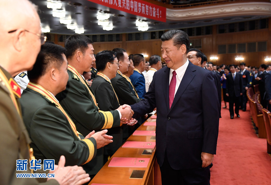 7月28日，慶祝中國(guó)人民解放軍建軍90周年文藝晚會(huì)《在黨的旗幟下》在北京人民大會(huì)堂舉行。中共中央總書(shū)記、國(guó)家主席、中央軍委主席習(xí)近平和李克強(qiáng)、張德江、俞正聲、劉云山、王岐山、張高麗等黨和國(guó)家領(lǐng)導(dǎo)人，與首都3000多名各界群眾一起觀看演出。演出開(kāi)始前，習(xí)近平等與老戰(zhàn)士、老同志代表和&ldquo;八一勛章&rdquo;獲得者親切握手。新華社記者 李學(xué)仁 攝
