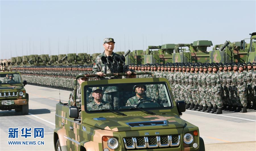 7月30日上午，慶祝中國人民解放軍建軍90周年閱兵在朱日和聯(lián)合訓(xùn)練基地隆重舉行。中共中央總書記、國家主席、中央軍委主席習(xí)近平檢閱部隊并發(fā)表重要講話。這是習(xí)近平乘車檢閱部隊。新華社記者 李剛 攝