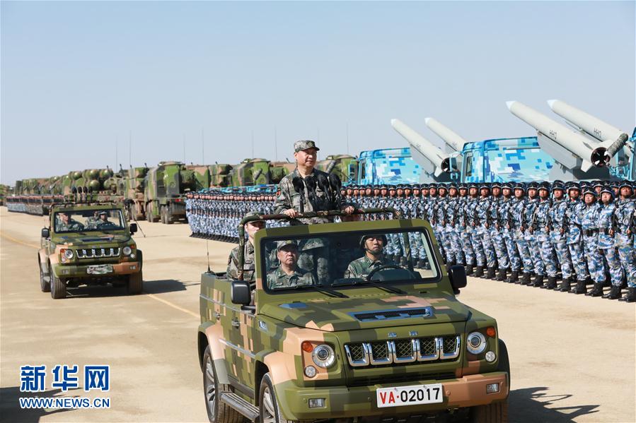 7月30日上午，慶祝中國人民解放軍建軍90周年閱兵在朱日和聯(lián)合訓(xùn)練基地隆重舉行。中共中央總書記、國家主席、中央軍委主席習(xí)近平檢閱部隊并發(fā)表重要講話。這是習(xí)近平乘車檢閱部隊。新華社記者 李剛 攝