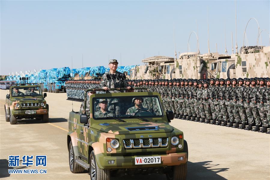 7月30日上午，慶祝中國人民解放軍建軍90周年閱兵在朱日和聯(lián)合訓(xùn)練基地隆重舉行。中共中央總書記、國家主席、中央軍委主席習(xí)近平檢閱部隊并發(fā)表重要講話。這是習(xí)近平乘車檢閱部隊。新華社記者 李剛 攝