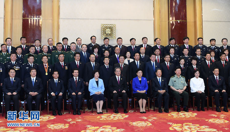 8月7日，中共中央政治局常委、全國政協(xié)主席、中央代表團(tuán)團(tuán)長俞正聲率代表團(tuán)部分成員分別赴內(nèi)蒙古軍區(qū)、武警內(nèi)蒙古總隊(duì)、武警內(nèi)蒙古森林總隊(duì)慰問，并會(huì)見自治區(qū)政法干警代表。這是俞正聲會(huì)見自治區(qū)政法干警代表并合影。新華社記者 張領(lǐng) 攝