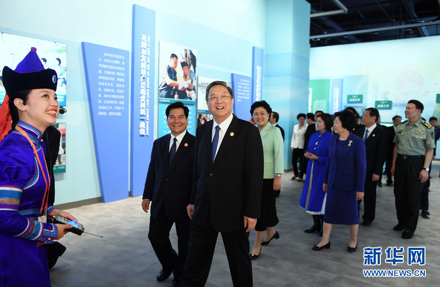 8月7日，中共中央政治局常委、全國政協(xié)主席、中央代表團團長俞正聲率代表團全體成員來到內蒙古展覽館，參觀《守望相助團結奮斗&mdash;&mdash;慶祝內蒙古自治區(qū)成立70周年展覽》。 新華社記者 張領 攝