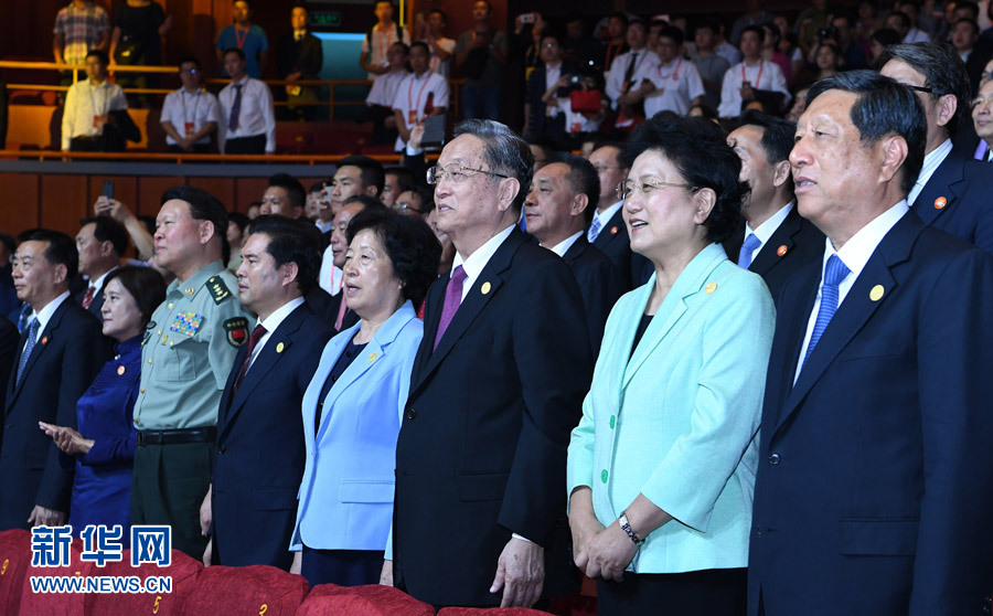 8月7日，慶祝內(nèi)蒙古自治區(qū)成立70周年文藝晚會(huì)《贊歌》在內(nèi)蒙古烏蘭恰特大劇院舉行。中共中央政治局常委、全國(guó)政協(xié)主席、中央代表團(tuán)團(tuán)長(zhǎng)俞正聲和各族各界干部群眾等共約1300人觀看演出。新華社記者 張領(lǐng) 攝