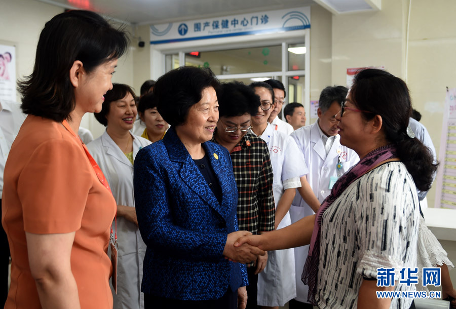 8月9日，中共中央政治局委員、中央統(tǒng)戰(zhàn)部部長、中央代表團副團長孫春蘭率中央代表團三分團，先后赴內(nèi)蒙古自治區(qū)烏海市、阿拉善盟看望各族干部群眾。這是孫春蘭在烏海市婦兒醫(yī)療預防保健中心同患者親切交談。新華社記者 任軍川 攝