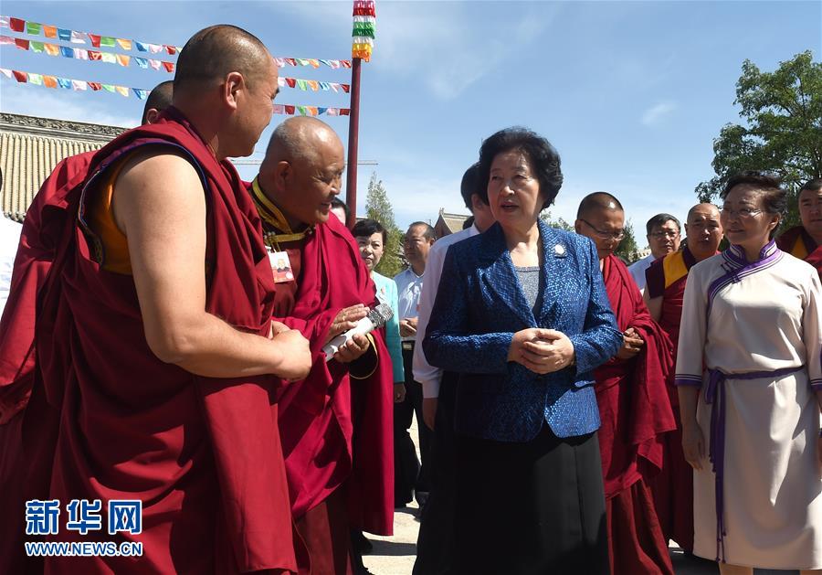 8月10日，中共中央政治局委員、中央統(tǒng)戰(zhàn)部部長、中央代表團(tuán)副團(tuán)長孫春蘭率中央代表團(tuán)三分團(tuán)繼續(xù)在內(nèi)蒙古自治區(qū)阿拉善盟看望慰問，把以習(xí)近平同志為核心的黨中央的親切關(guān)懷和全國各族人民的美好祝福帶給阿拉善各族各界干部群眾。這是孫春蘭在佛教寺廟延福寺考察。新華社記者 任軍川 攝