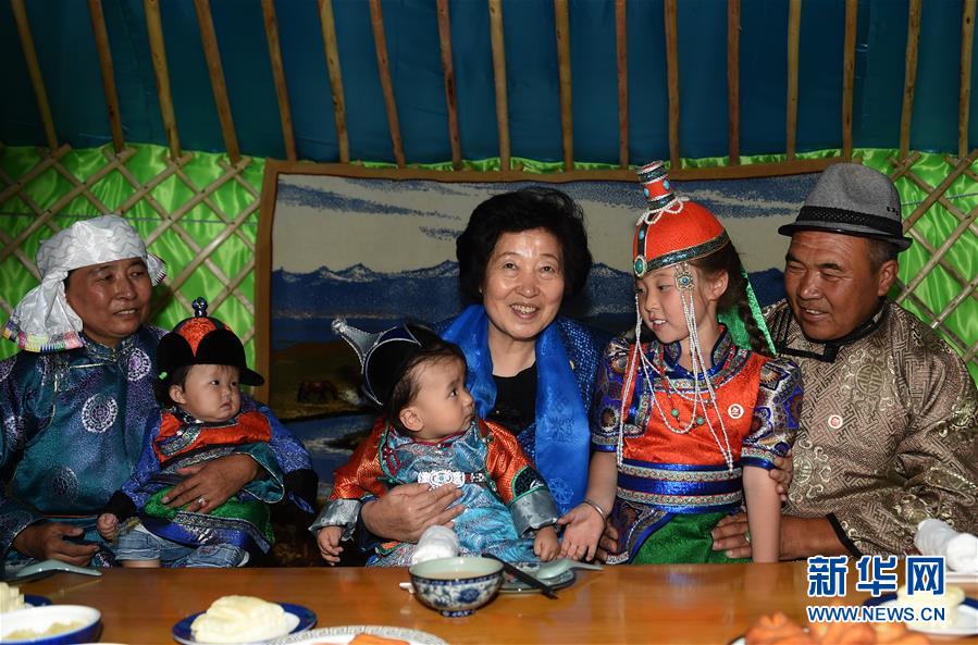8月11日，帶著以習(xí)近平同志為核心的黨中央的親切關(guān)懷和全國各族人民的美好祝福，中共中央政治局委員、中央統(tǒng)戰(zhàn)部部長、中央代表團副團長孫春蘭率中央代表團三分團在錫林郭勒盟看望各族干部群眾，共同慶祝內(nèi)蒙古自治區(qū)成立70周年。這是孫春蘭在錫林浩特市寶力根蘇木牧民巴&middot;巴特爾（右一）家中看望。新華社記者 任軍川 攝