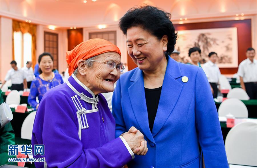 8月11日，中共中央政治局委員、國務(wù)院副總理、中央代表團副團長劉延?xùn)|率中央代表團二分團，看望慰問烏蘭察布各族干部群眾，轉(zhuǎn)達以習近平同志為核心的黨中央的親切關(guān)懷和全國人民的美好祝愿。這是劉延?xùn)|在出席烏蘭察布市慶祝內(nèi)蒙古自治區(qū)成立70周年座談會后，與&ldquo;草原母親&rdquo;都貴瑪親切交談。新華社記者 連振 攝