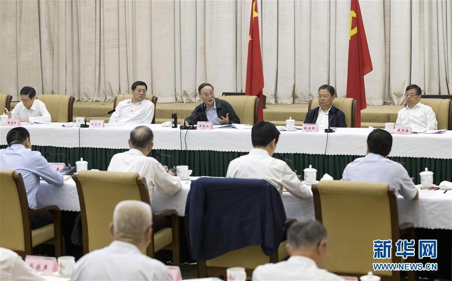 9月3日至5日，中共中央政治局常委、中央紀(jì)委書記、中央巡視工作領(lǐng)導(dǎo)小組組長王岐山在湖南省調(diào)研并主持召開巡察工作座談會。這是9月4日，王岐山在長沙主持召開巡察工作座談會。新華社記者 王曄 攝
