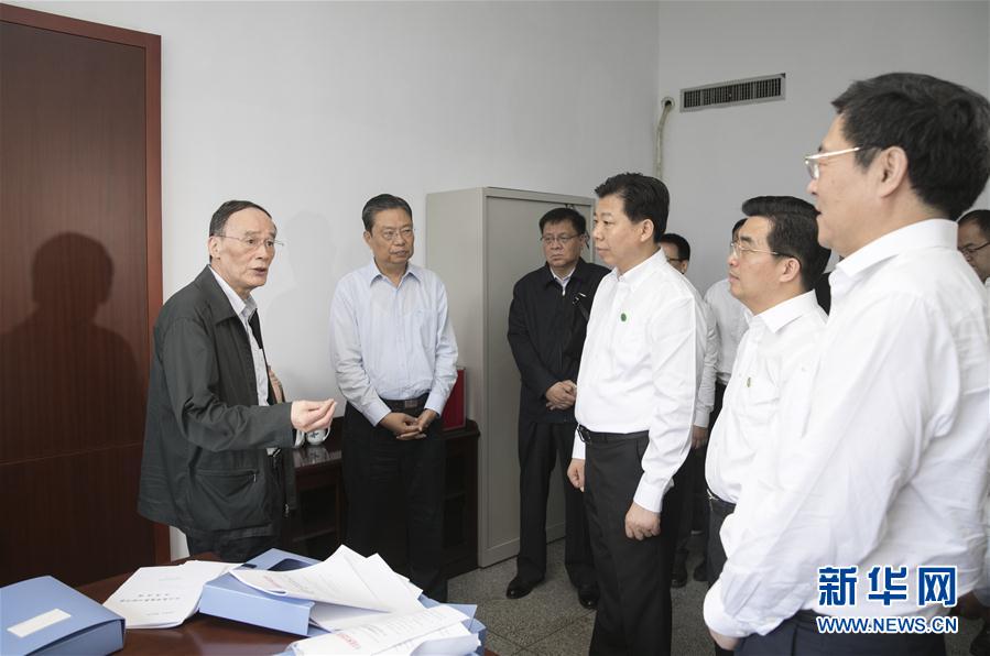 9月3日至5日，中共中央政治局常委、中央紀(jì)委書記、中央巡視工作領(lǐng)導(dǎo)小組組長王岐山在湖南省調(diào)研并主持召開巡察工作座談會。這是9月4日，王岐山來到株洲市委巡察辦看望巡察干部。新華社記者 王曄 攝
