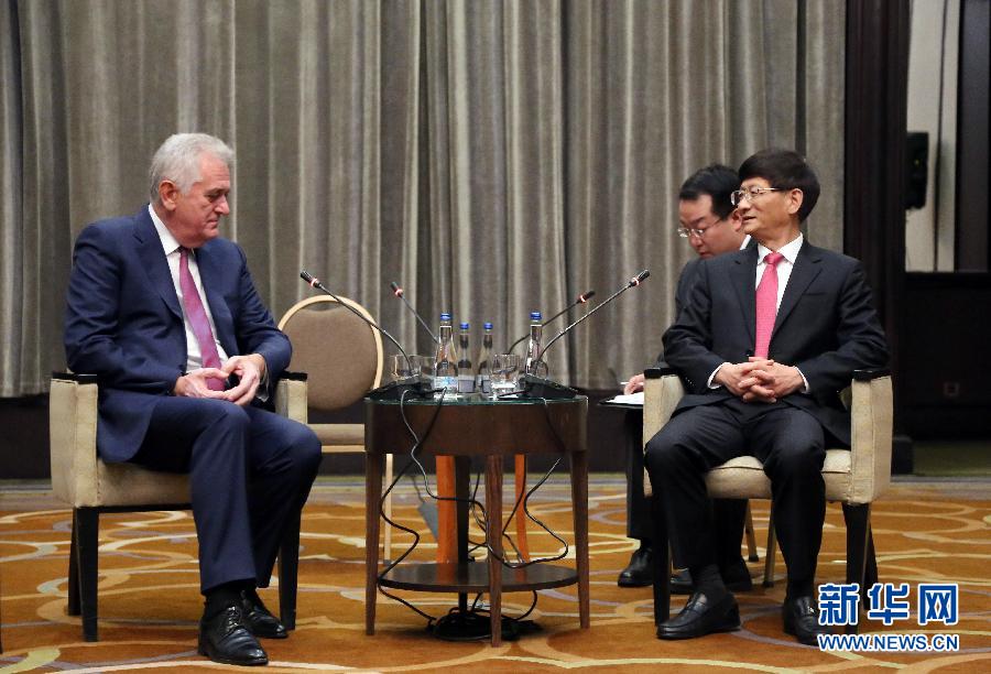 9月11日，在塞爾維亞首都貝爾格萊德，習(xí)近平主席特使、中共中央政治局委員、中央政法委書(shū)記孟建柱（右）會(huì)見(jiàn)塞爾維亞前總統(tǒng)尼科利奇（左）。新華社記者王慧娟攝