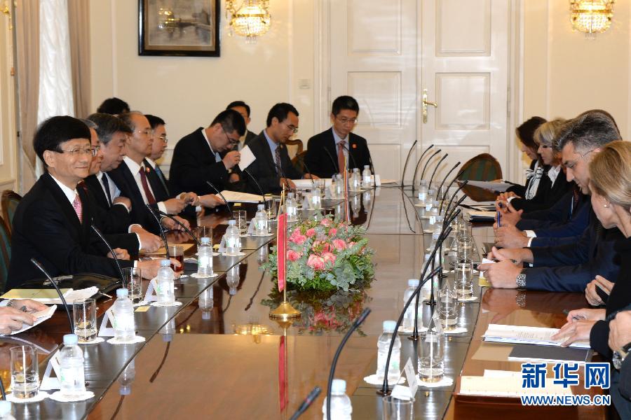 9月12日，克羅地亞總理普連科維奇（右二）在首都薩格勒布會見到訪的習近平主席特使、中共中央政治局委員、中央政法委書記孟建柱（左一）。新華社記者高磊攝