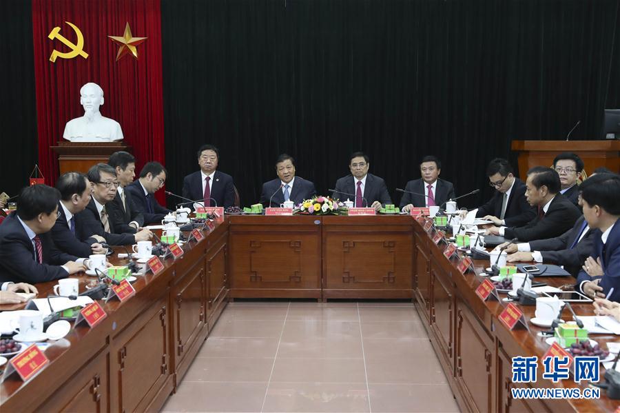 應(yīng)越南共產(chǎn)黨邀請，中共中央政治局常委、中央書記處書記劉云山9月18日至19日對越南進(jìn)行正式訪問。這是9月19日，劉云山在越共中央政治局委員范明政陪同下考察胡志明國家政治學(xué)院，并與曾赴華考察交流的越方學(xué)員代表進(jìn)行座談。 新華社記者龐興雷 攝