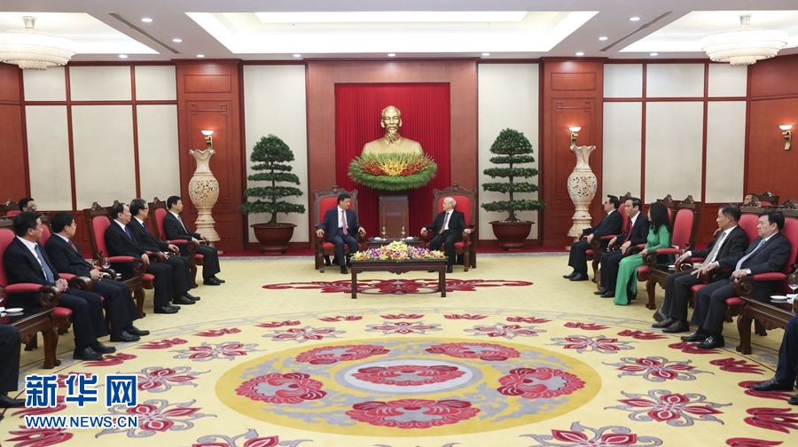 應(yīng)越南共產(chǎn)黨邀請，中共中央政治局常委、中央書記處書記劉云山9月18日至19日對越南進(jìn)行正式訪問。這是9月18日，劉云山在河內(nèi)會見越共中央總書記阮富仲。 新華社記者 龐興雷 攝