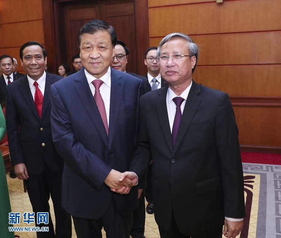 應(yīng)越南共產(chǎn)黨邀請，中共中央政治局常委、中央書記處書記劉云山9月18日至19日對越南進(jìn)行正式訪問。這是9月18日，劉云山在河內(nèi)與越共中央政治局委員陳國旺舉行會談。 新華社記者 龐興雷 攝