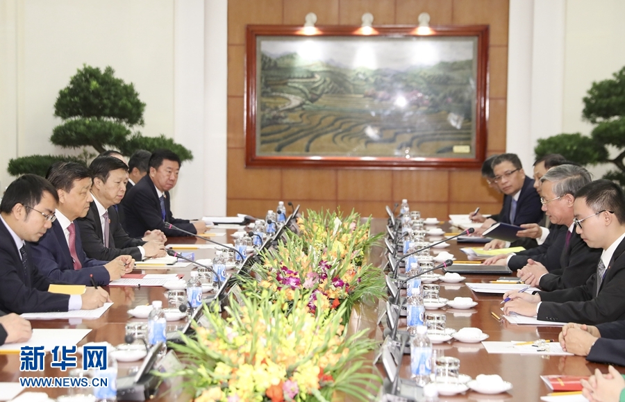 應(yīng)越南共產(chǎn)黨邀請，中共中央政治局常委、中央書記處書記劉云山9月18日至19日對越南進(jìn)行正式訪問。這是9月18日，劉云山在河內(nèi)與越共中央政治局委員陳國旺舉行會談。 新華社記者 丁林 攝