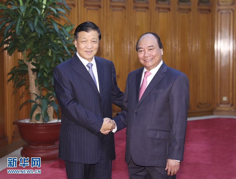 應(yīng)越南共產(chǎn)黨邀請，中共中央政治局常委、中央書記處書記劉云山9月18日至19日對越南進(jìn)行正式訪問。這是9月19日，劉云山在河內(nèi)會見越南總理阮春福。 新華社記者 丁林 攝