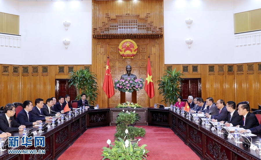 應(yīng)越南共產(chǎn)黨邀請，中共中央政治局常委、中央書記處書記劉云山9月18日至19日對越南進(jìn)行正式訪問。這是9月19日，劉云山在河內(nèi)會見越南總理阮春福。 新華社記者 丁林 攝