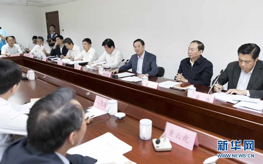 9月22日，中共中央政治局委員、中央書記處書記、中宣部部長劉奇葆在北京調研京劇像音像工程情況。這是劉奇葆與有關方面負責同志座談交流。新華社記者 丁海濤 攝