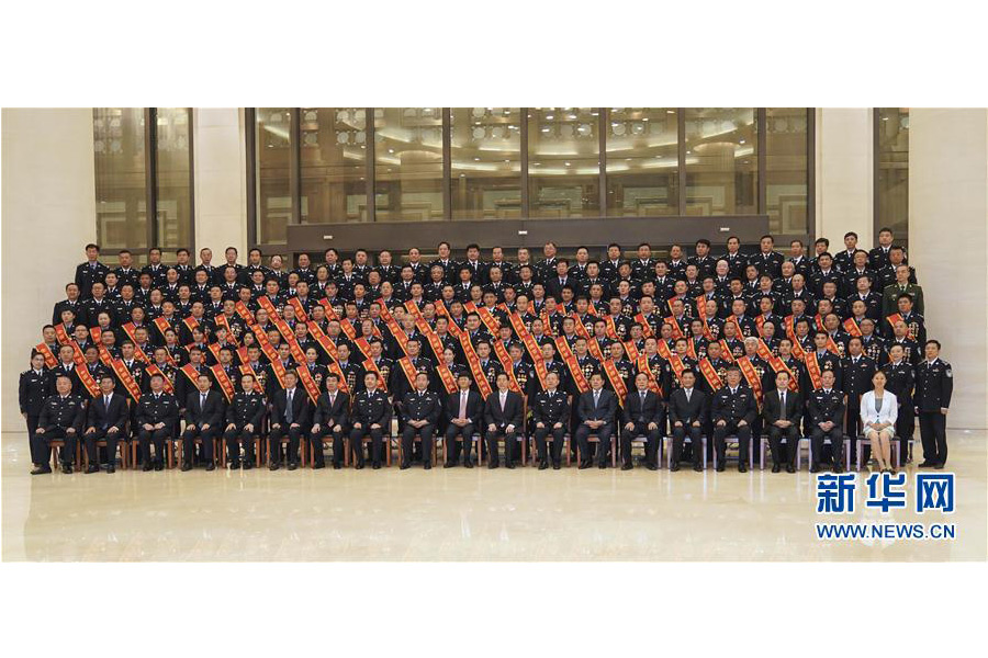 9月22日，&ldquo;熱血鑄劍&middot;丹心衛(wèi)民&rdquo;全國公安百佳刑警推選活動(dòng)揭曉儀式在北京舉行。中共中央政治局委員、中央政法委書記孟建柱會(huì)見當(dāng)選民警并觀看揭曉儀式。國務(wù)委員、公安部部長(zhǎng)郭聲琨參加會(huì)見并觀看揭曉儀式。新華社記者 殷剛 攝