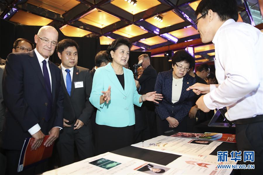 9月25日，在美國紐約，國務(wù)院副總理劉延?xùn)|（中）在紐約大學(xué)校長(zhǎng)漢密爾頓（前左一）的陪同下參觀中美兩國青年創(chuàng)客產(chǎn)品展示。國務(wù)院副總理劉延?xùn)|25日在美國紐約大學(xué)出席中美創(chuàng)客峰會(huì)暨中美青年創(chuàng)客中心啟動(dòng)儀式并講話。新華社記者 王迎 攝