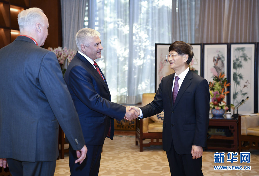 9月26日，中共中央政治局委員、中央政法委書記孟建柱在北京會見來華出席國際刑警組織第86屆全體大會的俄羅斯內務部長科洛科利采夫（左二）和俄聯(lián)邦調查委員會主席巴斯特雷金（左一）。新華社記者 張領 攝 