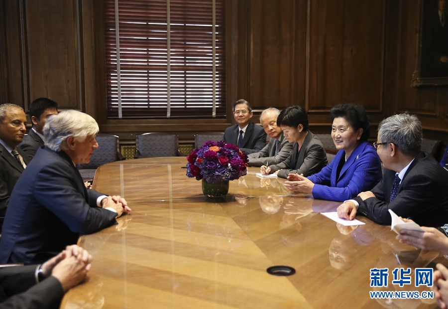 當?shù)貢r間9月26日，國務(wù)院副總理劉延?xùn)|在紐約哥倫比亞大學(xué)出席中美大學(xué)校長與智庫論壇并發(fā)表主旨演講。這是論壇開始前，國務(wù)院副總理劉延?xùn)|（右二）會見哥倫比亞大學(xué)校長博林格（左）。新華社記者 王迎 攝