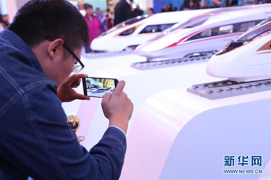 （十九大時(shí)光&middot;圖文互動(dòng)）（2）向著夢(mèng)想，奮進(jìn)！&mdash;&mdash;來(lái)自&ldquo;砥礪奮進(jìn)的五年&rdquo;大型成就展現(xiàn)場(chǎng)的報(bào)道 